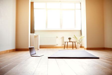 Hybrid-Yoga: Mittelstufe am Dienstagabend
