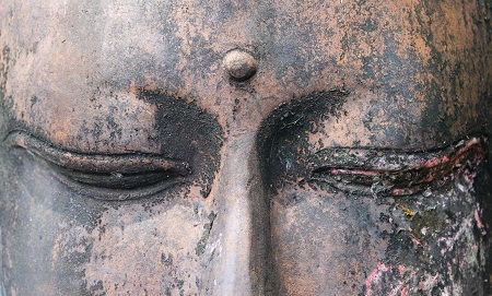 Buddha Skulptur mit geschlossenen Augen
